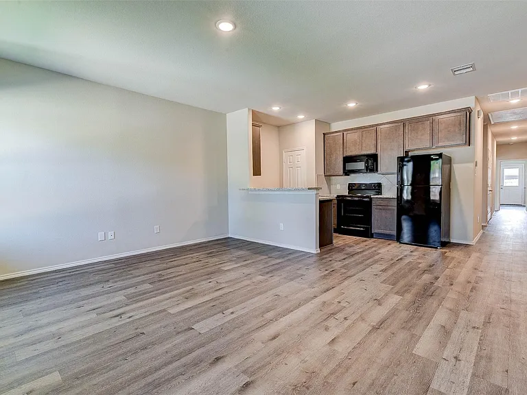 407 E Avenue G — Photo 5