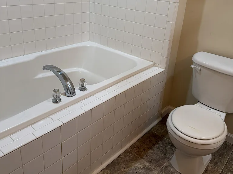 22 Litchfield Ln W — Photo 7