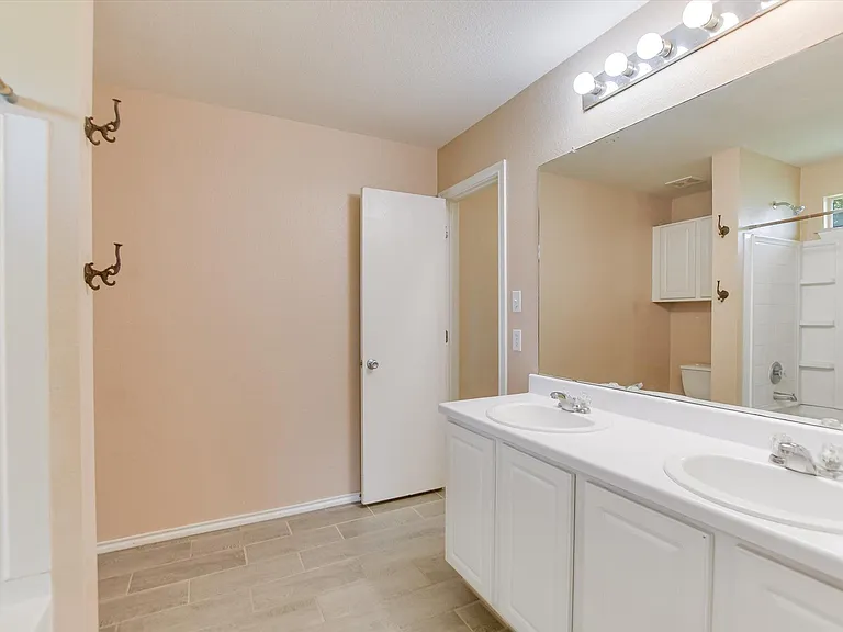318 Phillips St — Photo 13