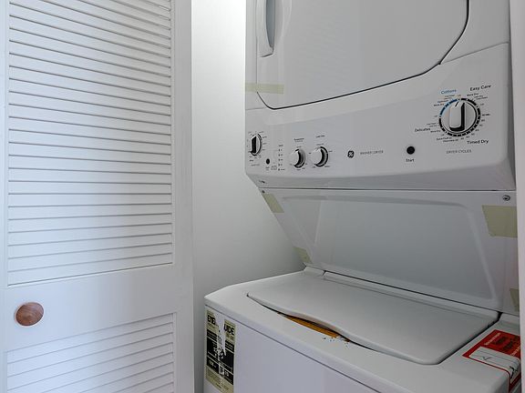 5th image of 1515 N Rockwell St #2W