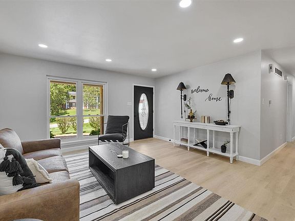 4th image of 726 Camelot Estates Dr