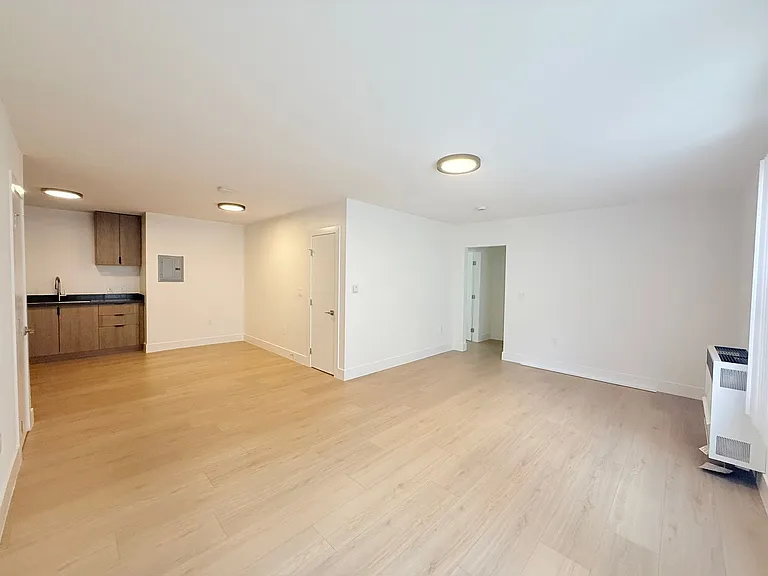 953 S Westmoreland Ave — Photo 2