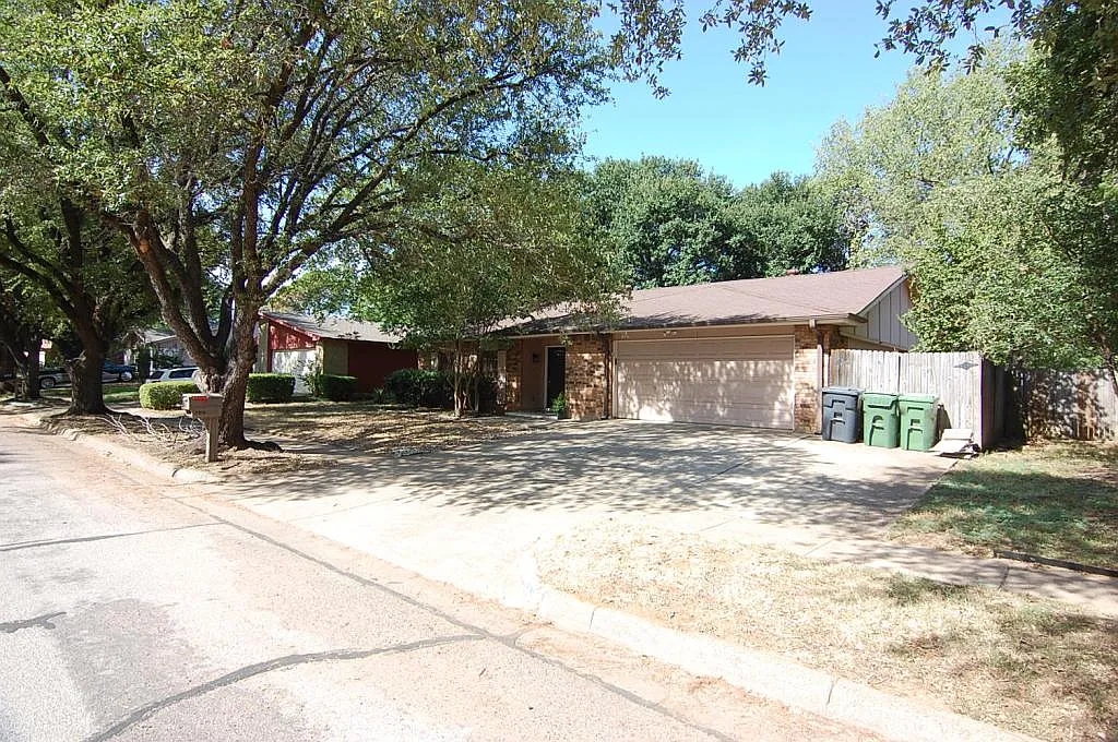 2614 Creekview Dr — Photo 3