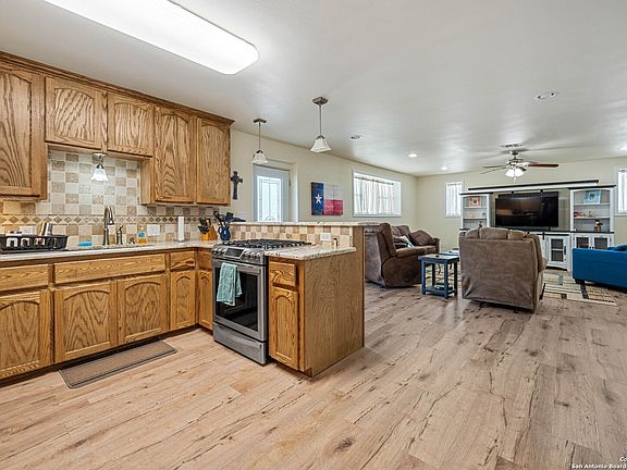 4th image of 100 Breesport Dr