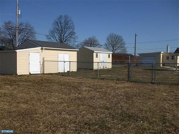 3rd image of 4452 Laurel Dr