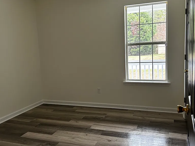 111 Ravenwood Ln — Photo 9