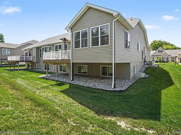 4th image of 56 Fox Hollow Dr