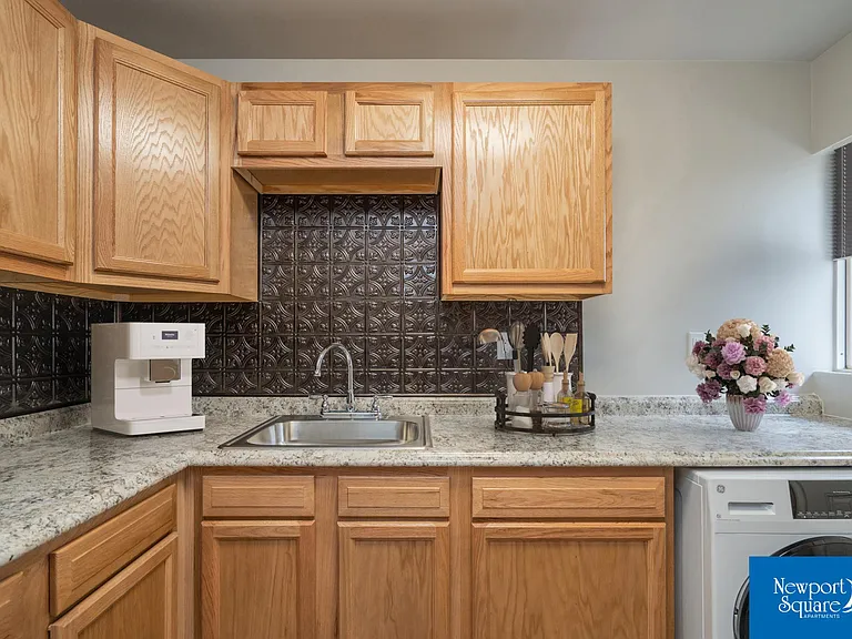 Newport Square Apartments — Photo 13