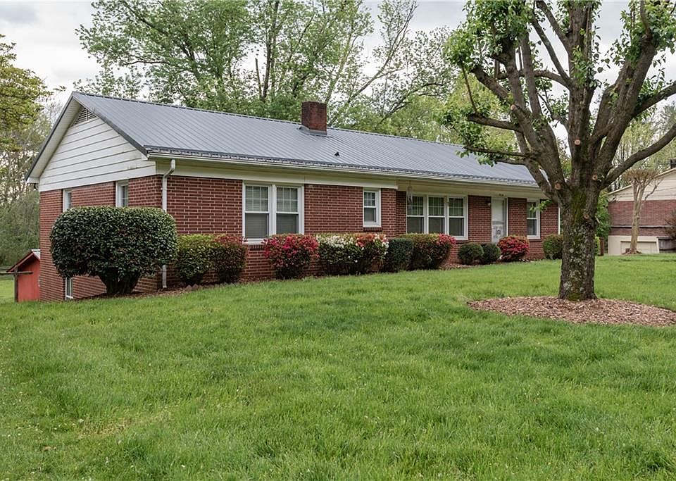1st image of 828 Meadowood Dr NE