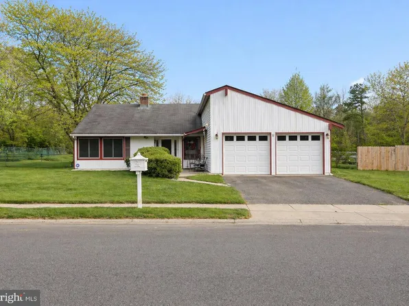 37 Pinewood Ln, Sicklerville, NJ 08081