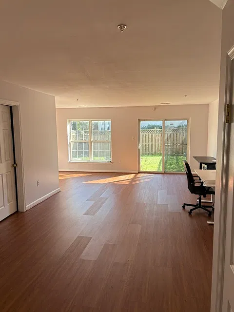 3 bed, 3.5 bath, 2424 sqft, $2,500 — Photo 2