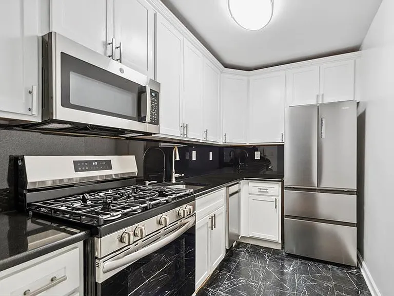 77 W 55th St #11F — Photo 9