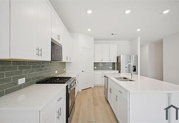 5th image of 807 London Town Dr