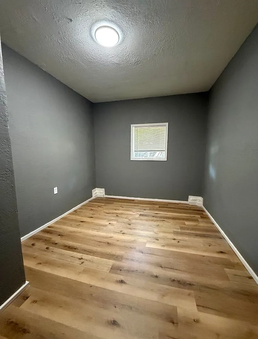 This is a 4 bedroom 1 Full bathroom house which has a spacious living room, dining room and full ... — Photo 2
