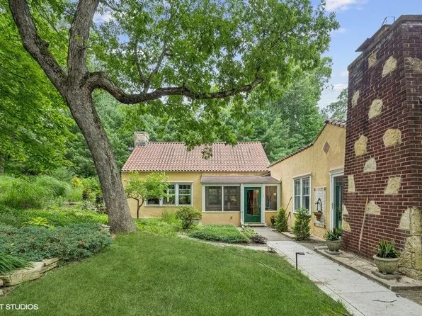 7 E Leewater Ave, Beverly Shores, IN 46301