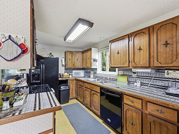 3rd image of 1303 Calkins Rd