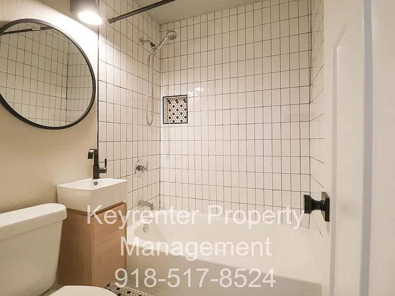 E Independence St Fourplex — Photo 10