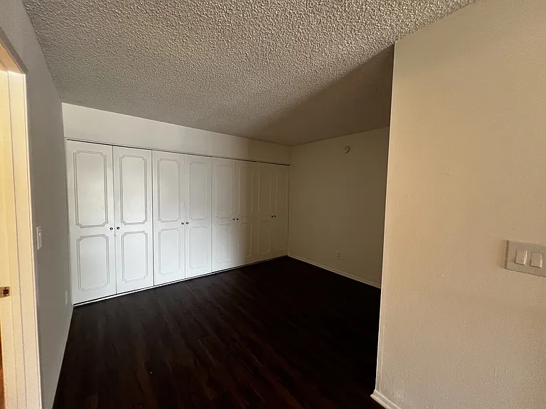 Versailles on the Lake Apartments — Photo 8
