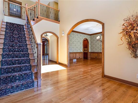 4th image of 10 Robinhood Dr