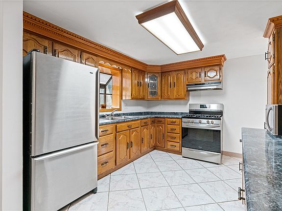 3rd image of 737 Courtview Dr