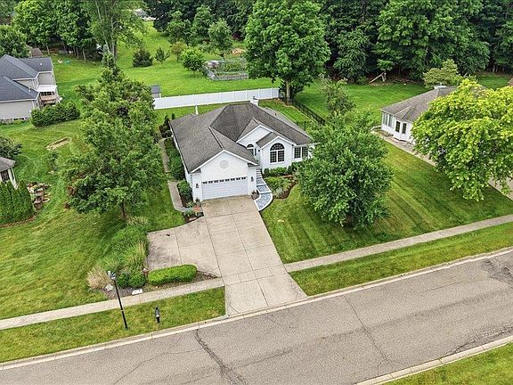 4th image of 53 Woodlake Trl