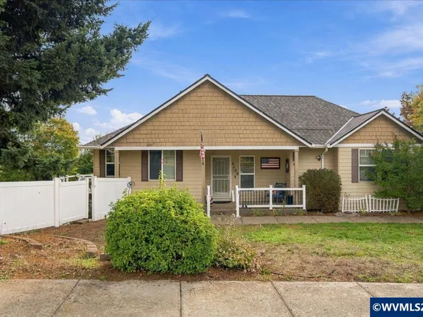 2408 SW Oakwood Dr, Dallas, OR 97338