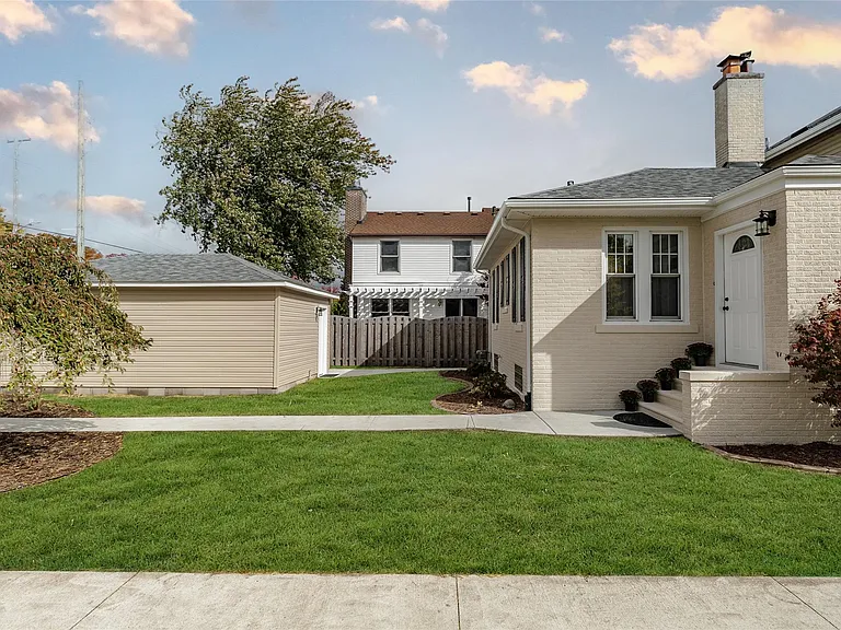 33316 Jefferson Ave — Photo 4