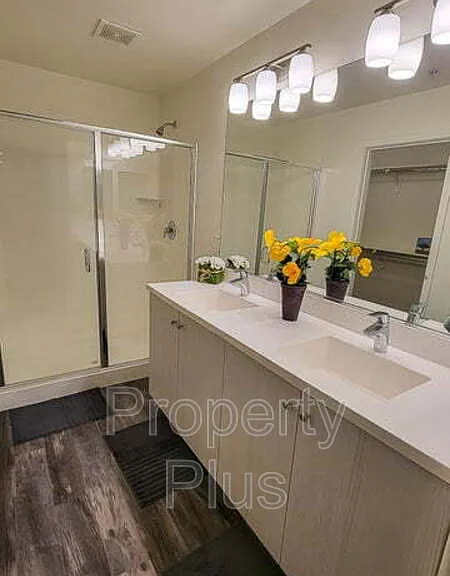 2362 E Huntington Dr — Photo 4