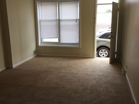 5th image of 904 E 7th St