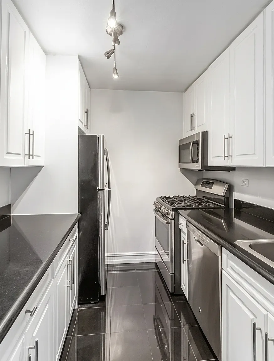 888 Eighth Avenue — Photo 3