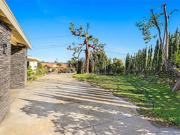 4th image of 2047 Angelcrest Dr
