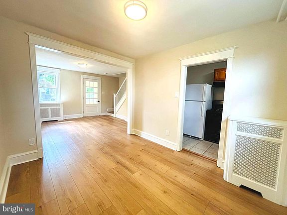 4th image of 923 Edgemore Rd