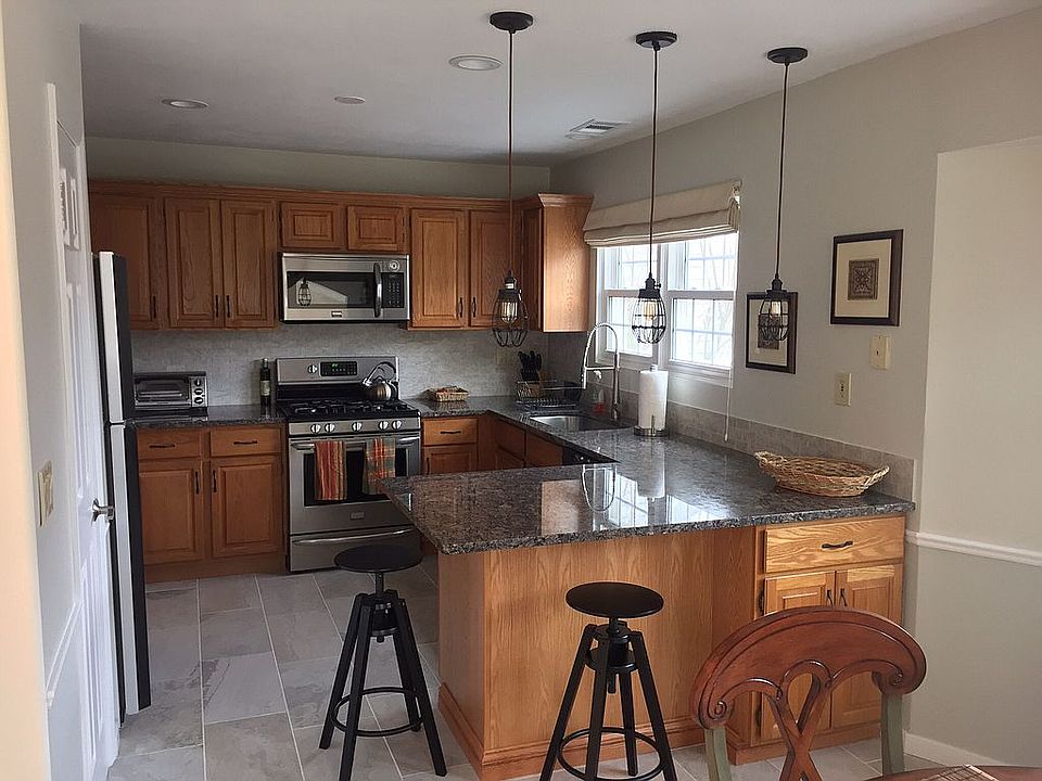 1st image of 149 Lakebridge Dr N