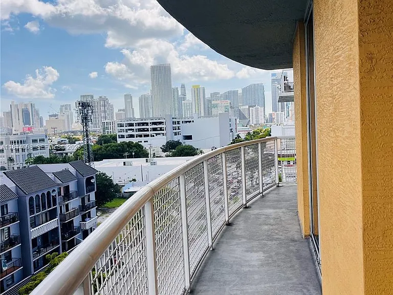 900 SW 8th St #806 — Photo 11
