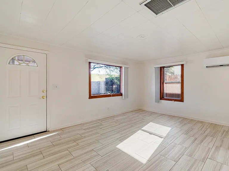 1032 E Glenn St — Photo 9