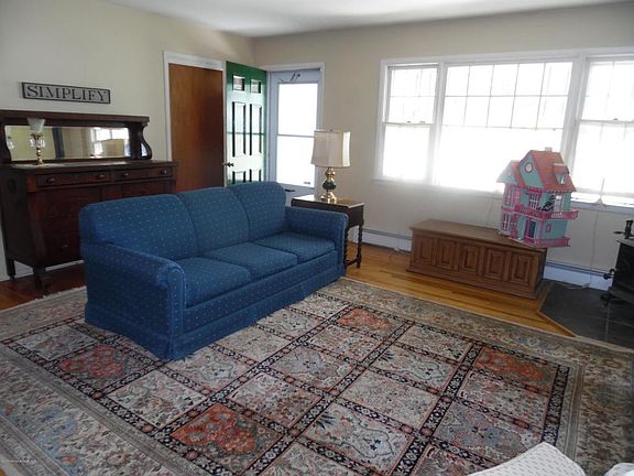 3rd image of 1097 Edgebrook Dr S