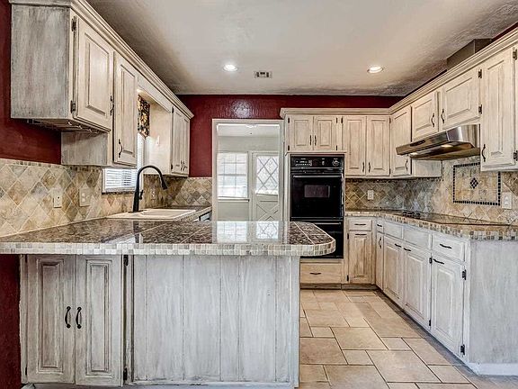 3rd image of 917 N Dryden Cir