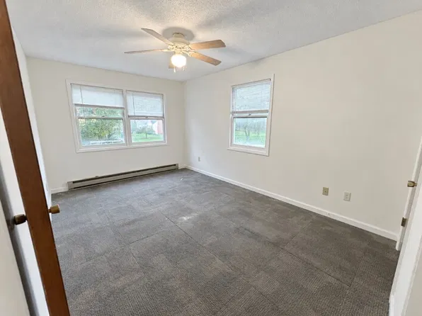 303 Snidow Street, 303 Snidow St APT 4, Pembroke, VA 24136