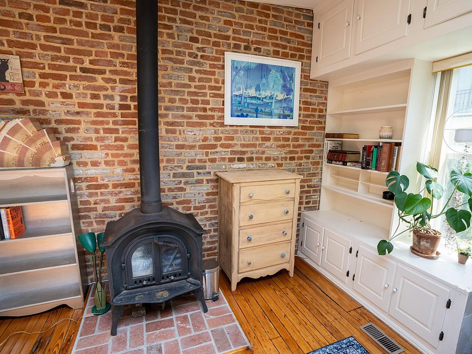 Original 19th century hardwood floors. Window faces the garden. A great place for a desk, a comfy chair - it's up to you.