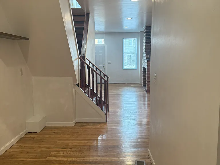 2827 Huntingdon Ave — Photo 2