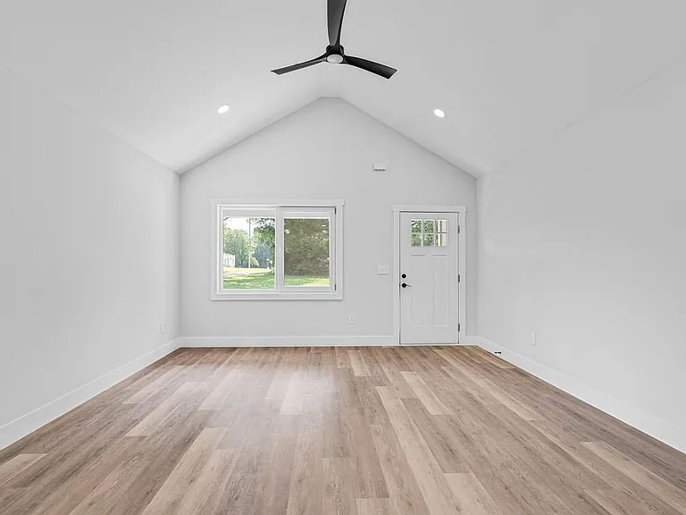 402 Roberts Aly — Photo 17