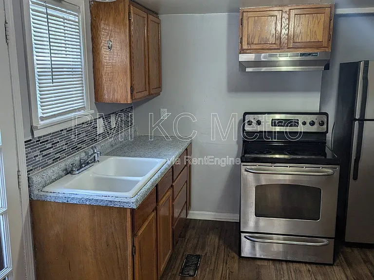 724 S Grand Ave — Photo 4
