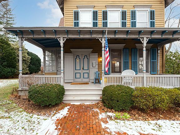2nd image of 32 Pearl St