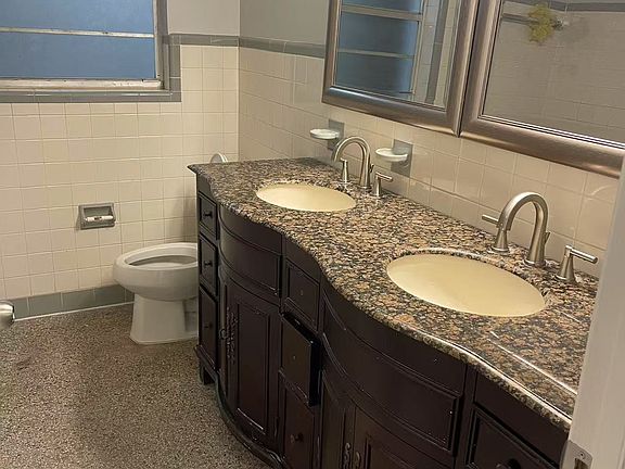 5th image of 215 Valencia Ct