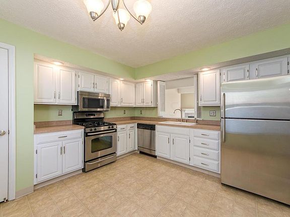 3rd image of 6907 Muirfield Dr