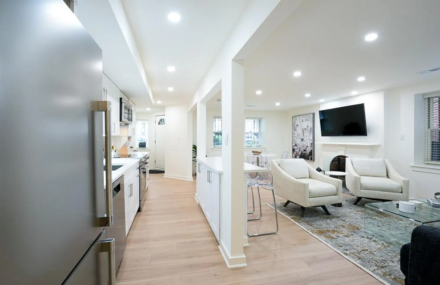 2 bed, 1.0 bath, 11840 sqft, $4,654 — Photo 4