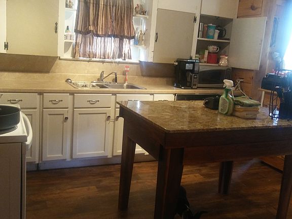 Kitchen with dishwasher 
