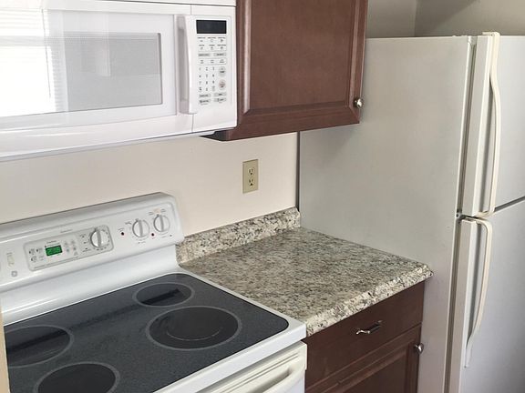 New Kitchen w/ microwave