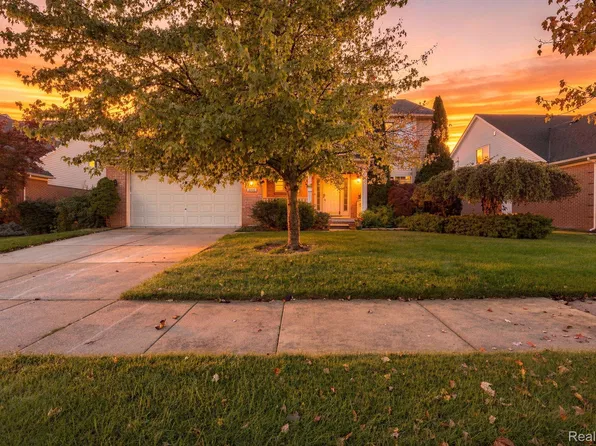 22085 Cherrywood Rd, Woodhaven, MI 48183