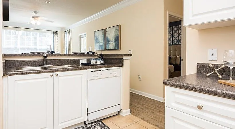 1 bed, 1.0 bath, 808 sqft, $1,348 — Photo 2